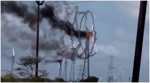印度一组风能发电机着火 现场黑烟螺旋式腾起（图）