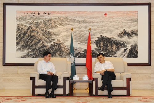 寇伟与西藏自治区党委副书记、常务副主席庄严会谈 