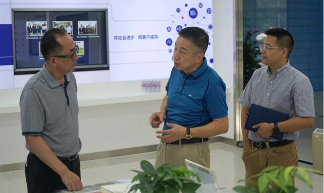 珠海市高新区管委会主任苏虎一行调研远光软件