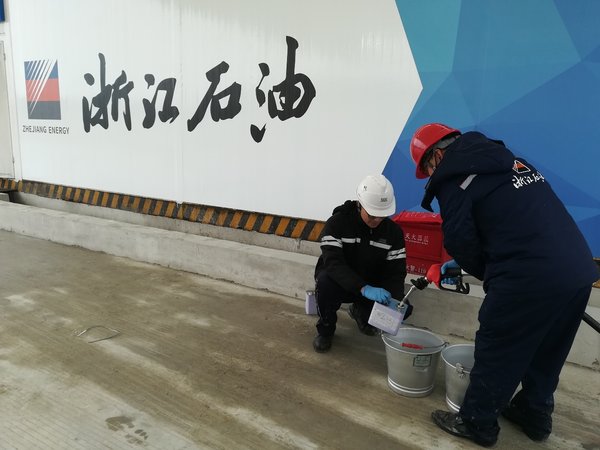 SGS技术人员在浙石油现场取样