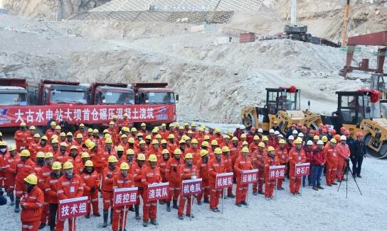 西藏在建最大水电站大坝混凝土正式浇筑