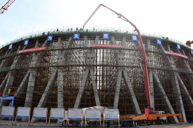 中国能建安徽电建二公司承建的内蒙古汇能集团长滩电厂2×660MW新建工程1号间冷塔环梁混凝土、2号间冷塔X支柱第一方混凝土顺利浇筑