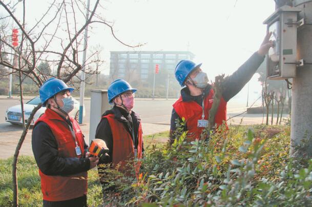 四川成都党员服务队帮医疗用品企业 排除用电隐患